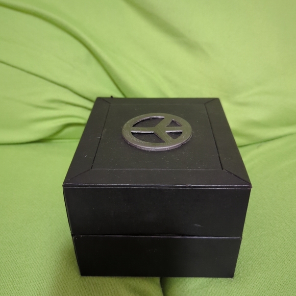 LUCKY BRAND Women's Gold Flower Horseshoe Shape Watch With Book & Black Box - Picture 16 of 16